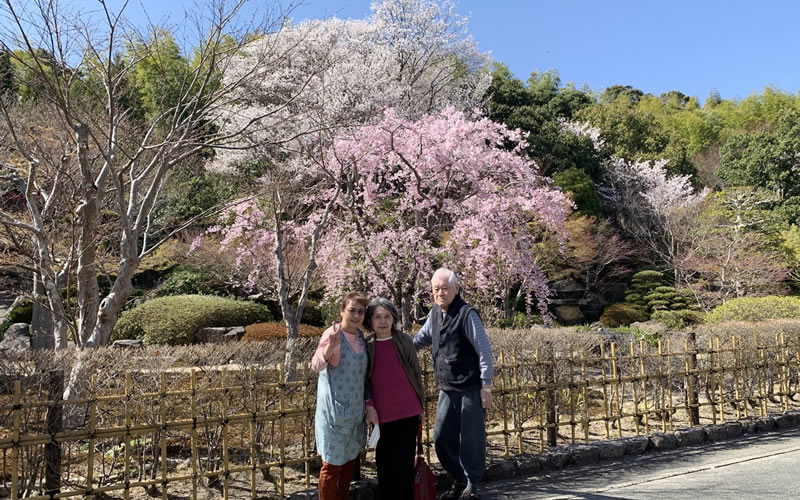 きれいな桜の前で「はい、チーズ」